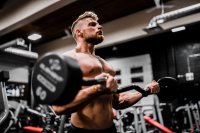 Waarom EMOM de efficiëntste training is voor drukke mannen